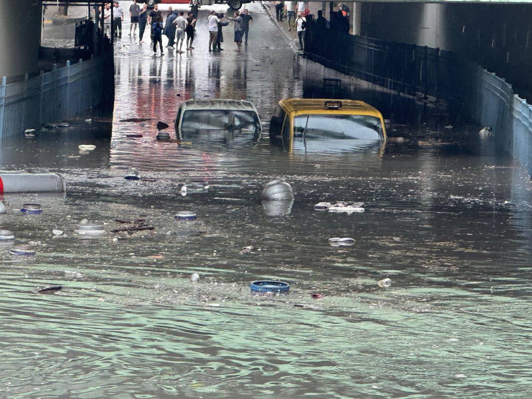 İstanbul'da sağanak hayatı felç etti! Araçlar sular altında kaldı 52